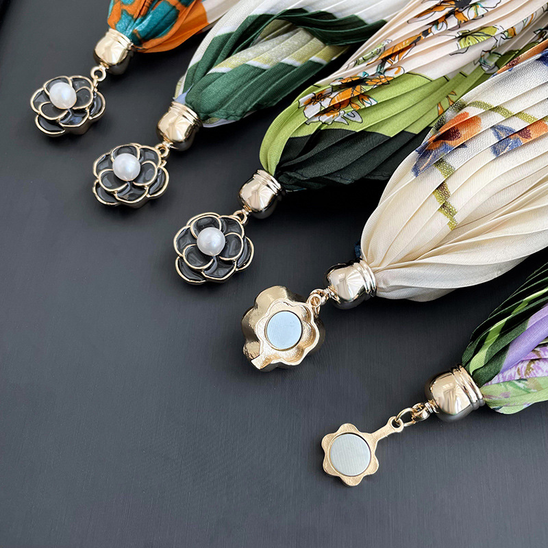 Nuevo collar de bufanda de hebilla magnética versátil elegante bufanda plisada de alto grado correa de muñeca perezosa bufanda banda de pelo