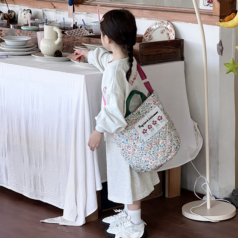 Otoño y invierno nuevo tipo de bolso de hombro para niños y niñas, pequeño bolso de algodón fresco, nuevo tipo de bolso de gran capacidad para niños.