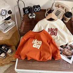 男女の子供と秋の長袖のtシャツに合わせて、新しいアルファベットの子供の底のシャツのファッションtの子供の洋気の赤ちゃんの上着を合わせます。