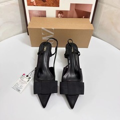ZA新型2024秋の黒い尖った蝶結びの太いハイヒールの女性の包頭の浅い口の後でサンダルの女性を縛ります。