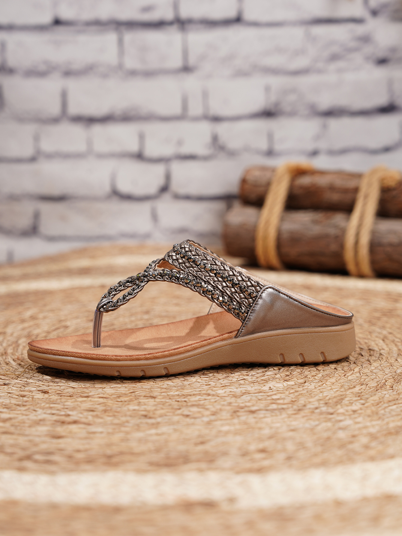 Infradito da donna con suola piatta, con strass e perline, adatte per le vacanze al mare._voghion.com