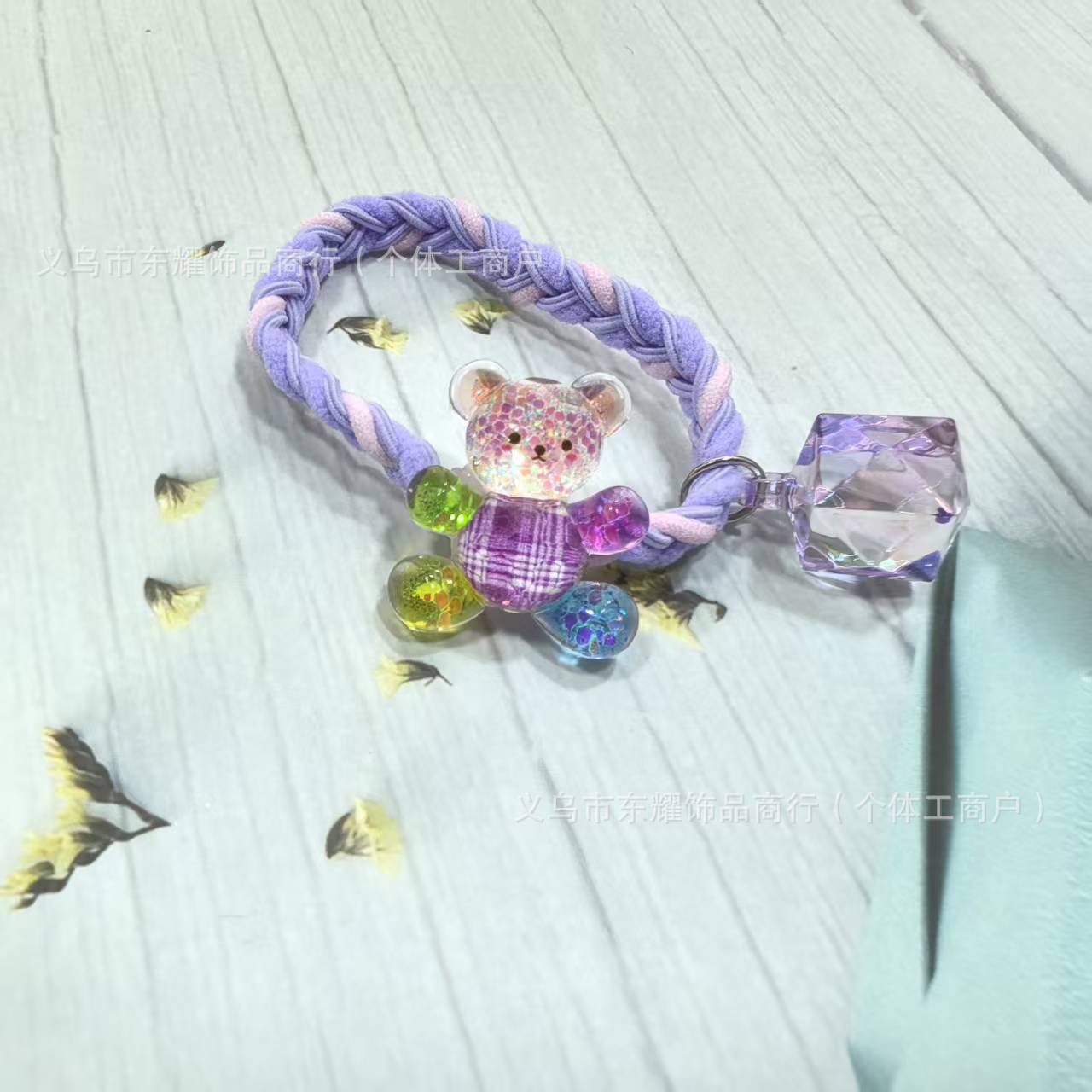 어둠 속에서 빛나는 작은 곰