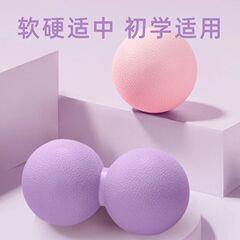 三梵中実筋膜球女史足底マッサージ球手が経絡球のツボを握って筋肉がリラックスします。