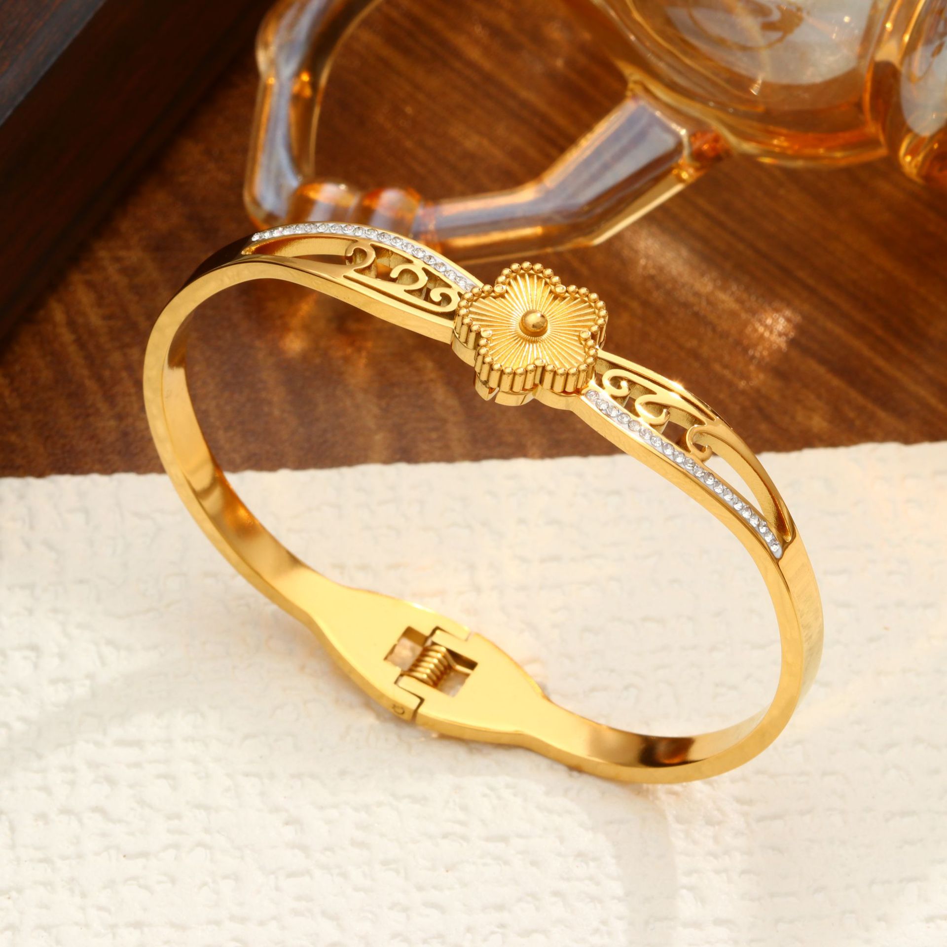 A five-leaf flower - gold