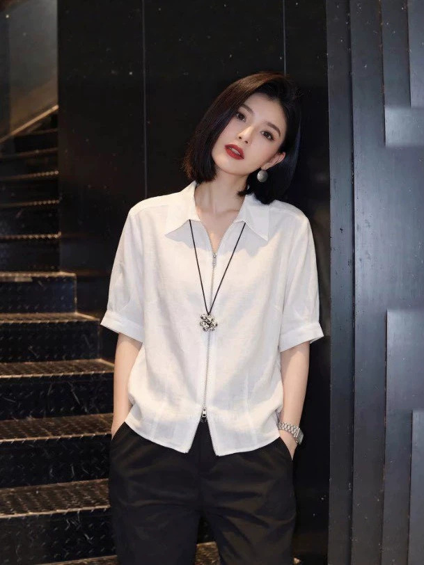 Áo sơ mi ngắn tay nữ cổ lật phong cách nhẹ nhàng, thiết kế dây kéo trước, form suông tôn dáng — màu trắng