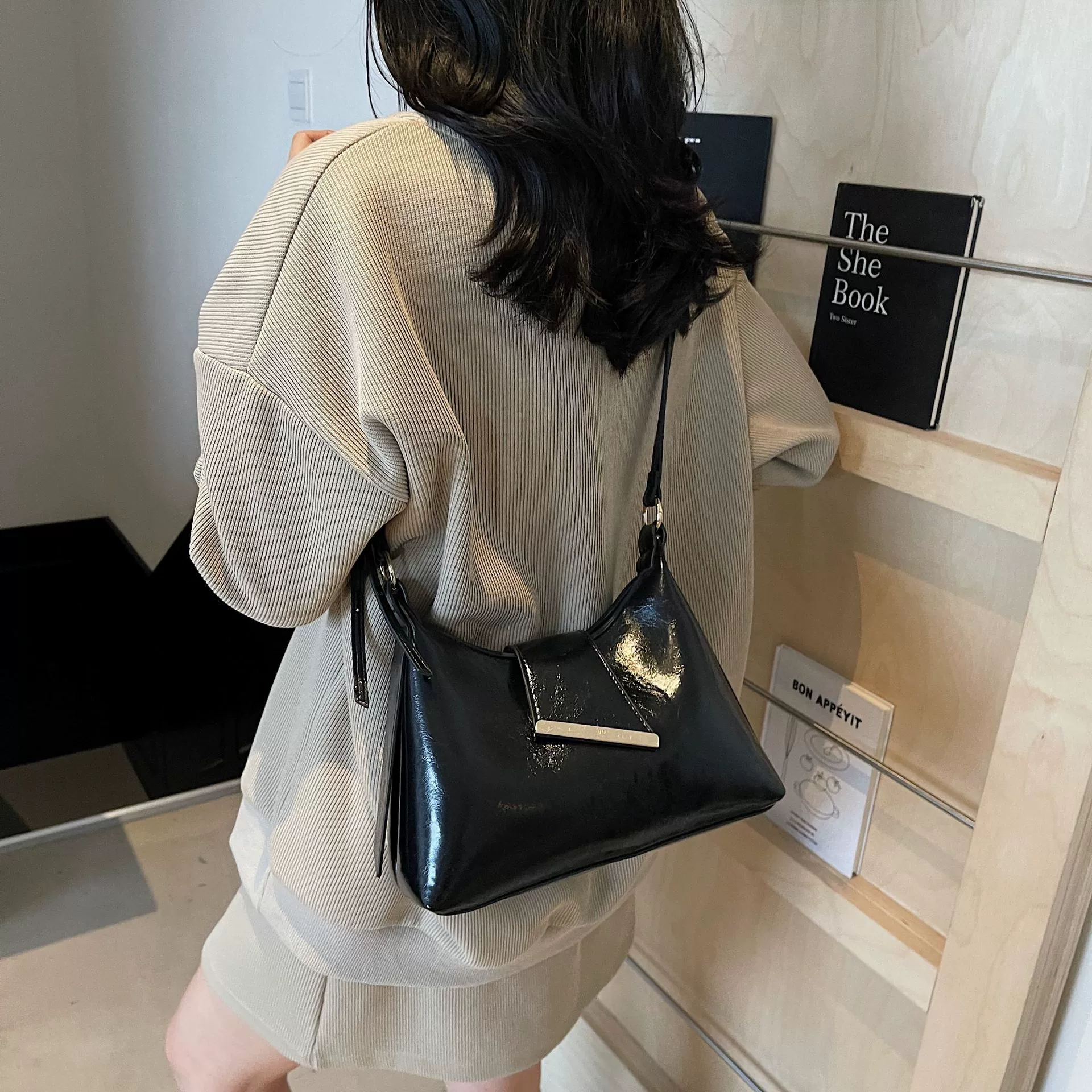 Capacious underarm bag, shoulder bag, high-end