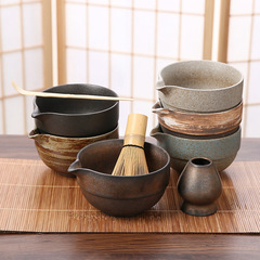 日本式の粗い陶は口を持って茶碗を塗る日本の茶器の陶磁器のお茶をつけます。