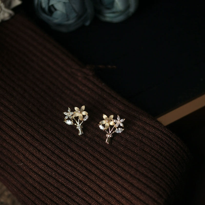 Sophisticated stone inlay with zircon