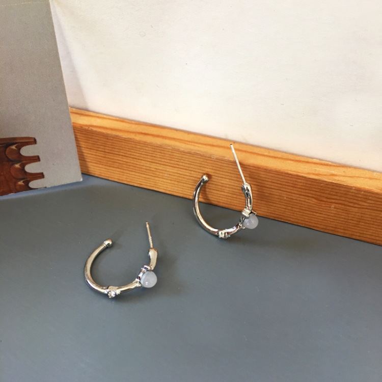 Simple C-shaped Blue Resin Diamond Metal Semicircular Earrings display picture 1