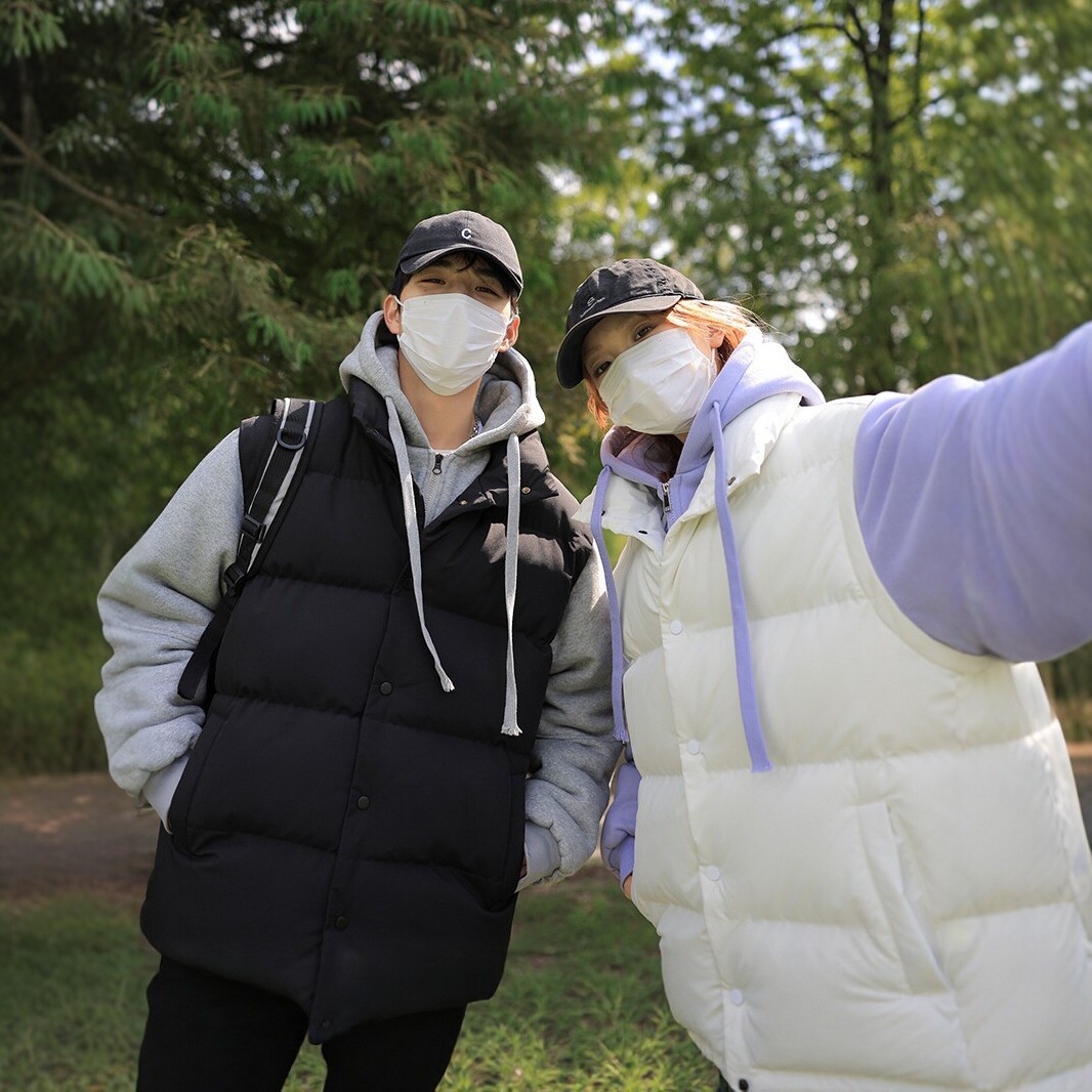 Couple's hooded cotton jacket, winter loose-fit color-block design, faux two-piece style, sporty and casual, warm cotton outerwear, unisex