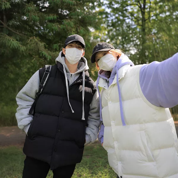 Couple's hooded cotton jacket, winter loose-fit color-block design, faux two-piece style, sporty and casual, warm cotton outerwear, unisex
