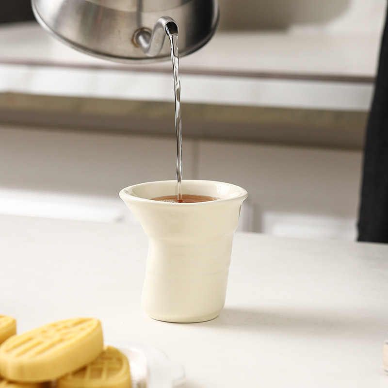 Estilo de nicho Taza de cerámica de alto valor irregular francesa Taza de café Diseño de pliegues Taza de enjuague bucal de alta calidad al por mayor