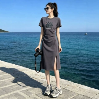 高端品牌灰色连衣裙女夏季新款高级感收腰遮肚褶皱开叉T恤裙