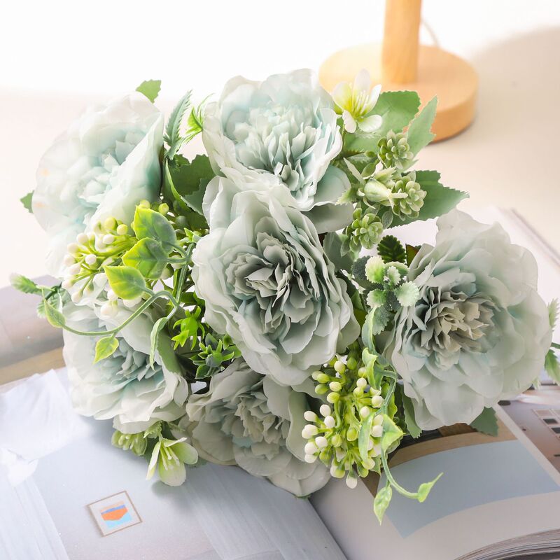ヨーロッパ式のシミュレーションの花束の夢幻の茶花の造花の家庭の客間の写真を撮って花を飾って結婚祝いの花束のツバキの花を飾っています。|undefined