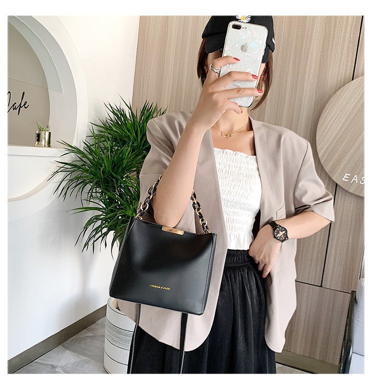 The 2022 new Korean-style women's bucket bag is a trendy spring and summer single-shoulder crossbody bag for young women. It's a cute and simple commuting bag for women undefined