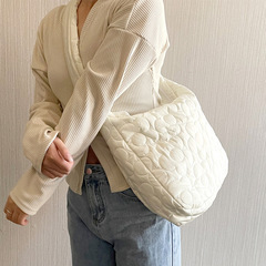 Amazon cross-border supply/winter milk white pleated dumpling bag large capacity one-shoulder crossbody bag quilted cloud bag