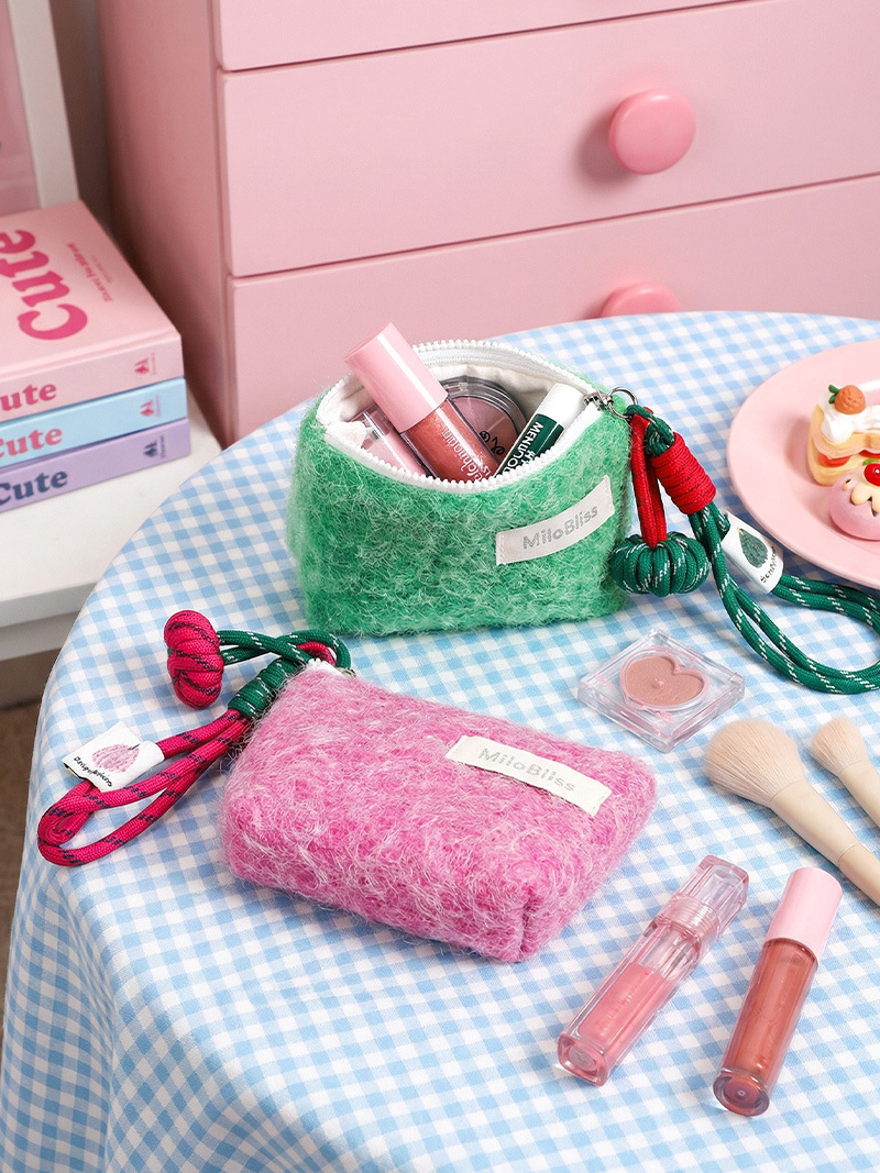 La nueva bolsa de cosméticos de felpa simple y de moda, bolsa de almacenamiento linda de color sólido, bolsa de cosméticos portátil de mano para salir todos los días