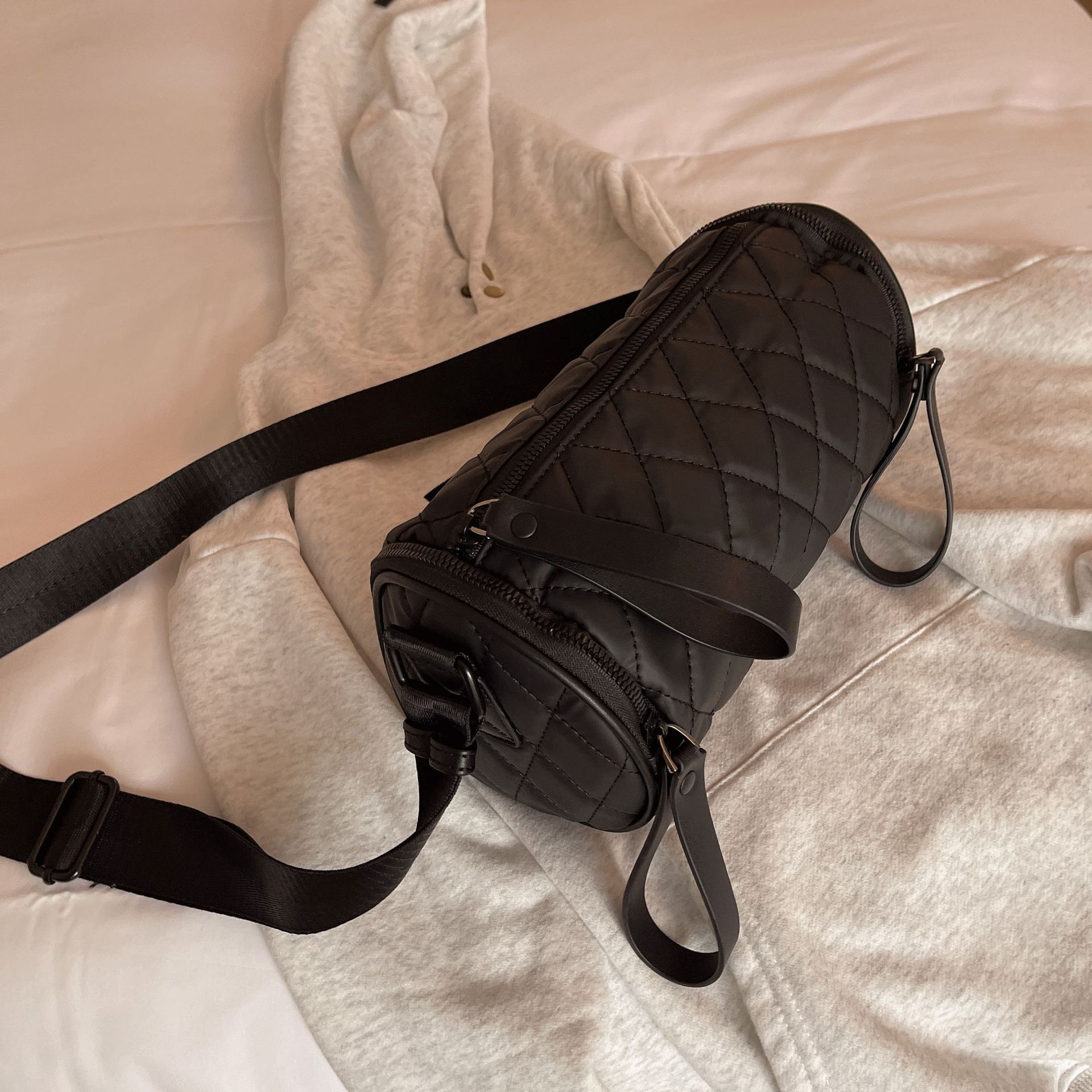 Cuscino a tracolla da donna con cilindro Lingge in tessuto di nylon Oxford 2024 Nuova borsa a secchiello per l'acqua a scacchiera_voghion.com