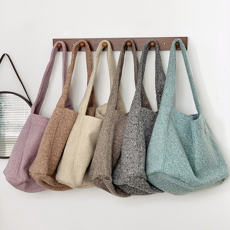 Bolso de hombro para niñas, sentido de alta gama, nicho, gran capacidad, otoño e invierno, bolso de franela de color sólido, bolso de mensajero ins al por mayor