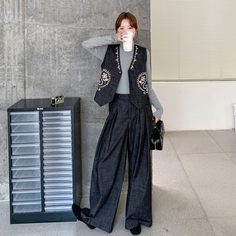 实拍老钱风刺绣马甲套装女秋季2025新款高级感打底衫阔腿裤三件套|undefined