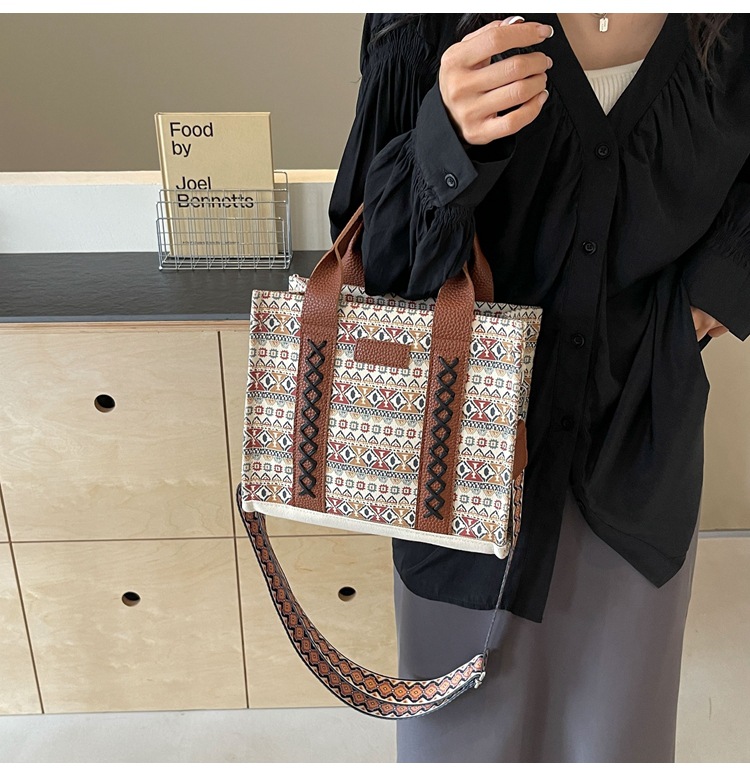 Women's Large Canvas Flower Elegant Vintage Style Streetwear Square Zipper Tote Bag display picture 21