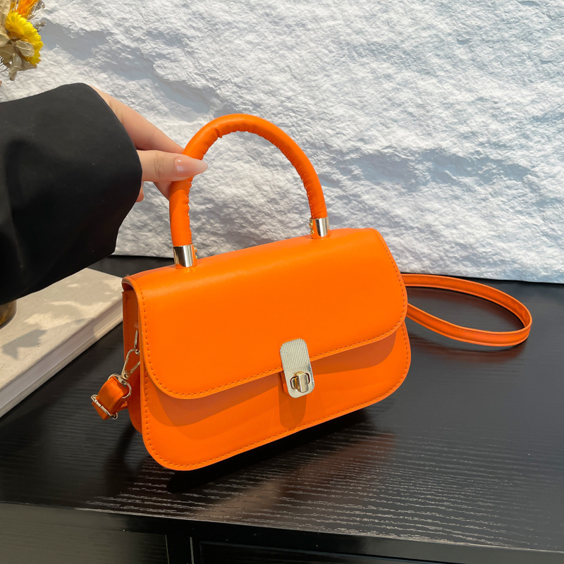 Bolso de sillín de diseño de nicho coreano 2025 nuevo bolso de color sólido de gran capacidad bolso de mensajero de hombro retro