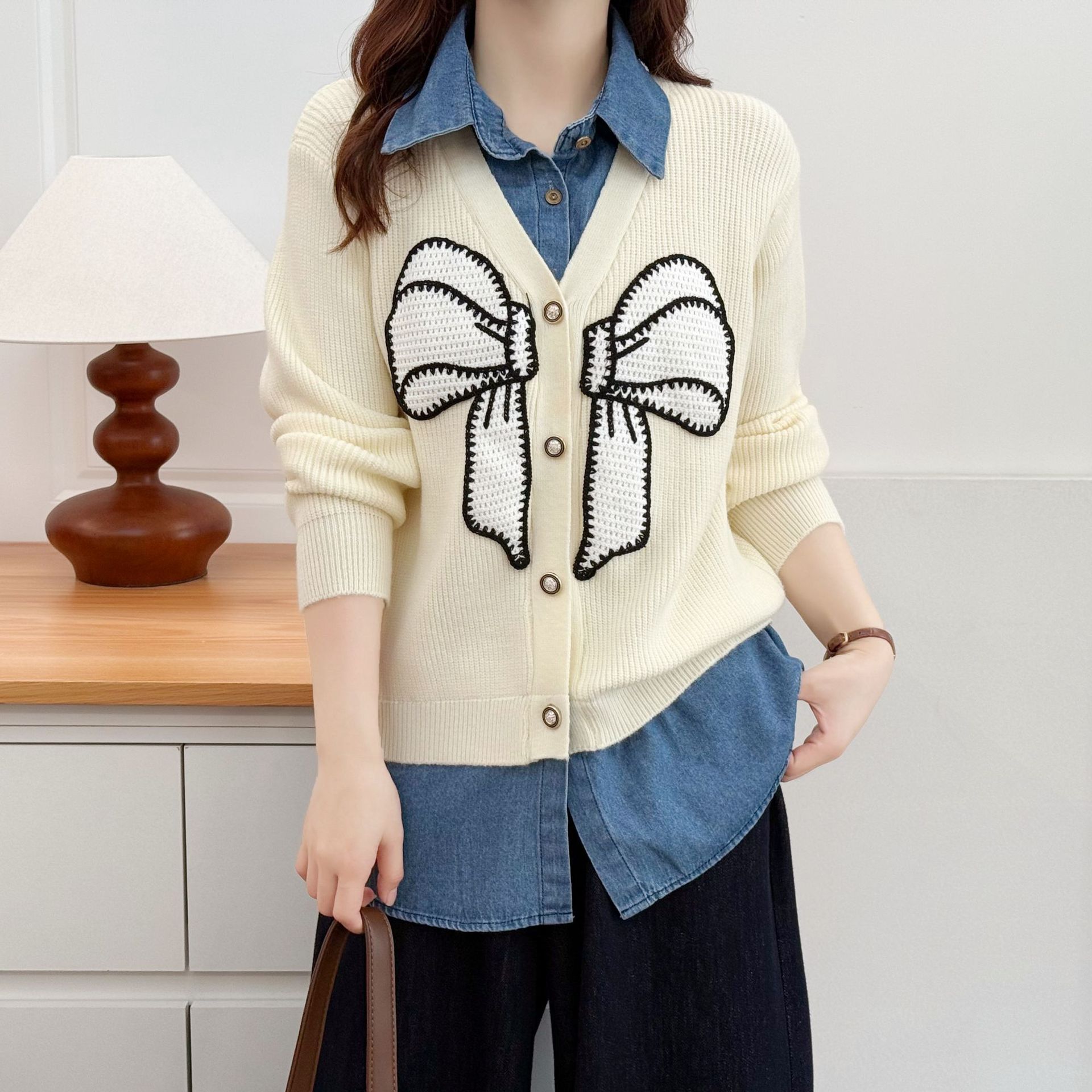 Cárdigan de dos piezas falso bordado de estilo francés para mujer de talla grande, diseño patchwork de mezclilla con lazo, prenda exterior de moda de otoño_voghion.com