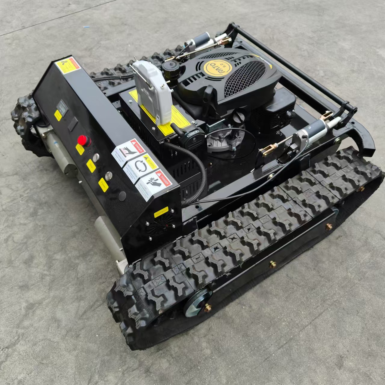 外贸订单小坦克遥控割草机 山地农田开荒除草机 四冲程履带碎草机