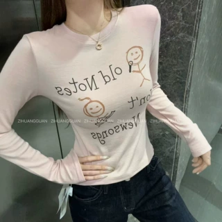 今年流行的手绘英文印花长袖t恤女2026年秋季轻奢新款修身上衣潮