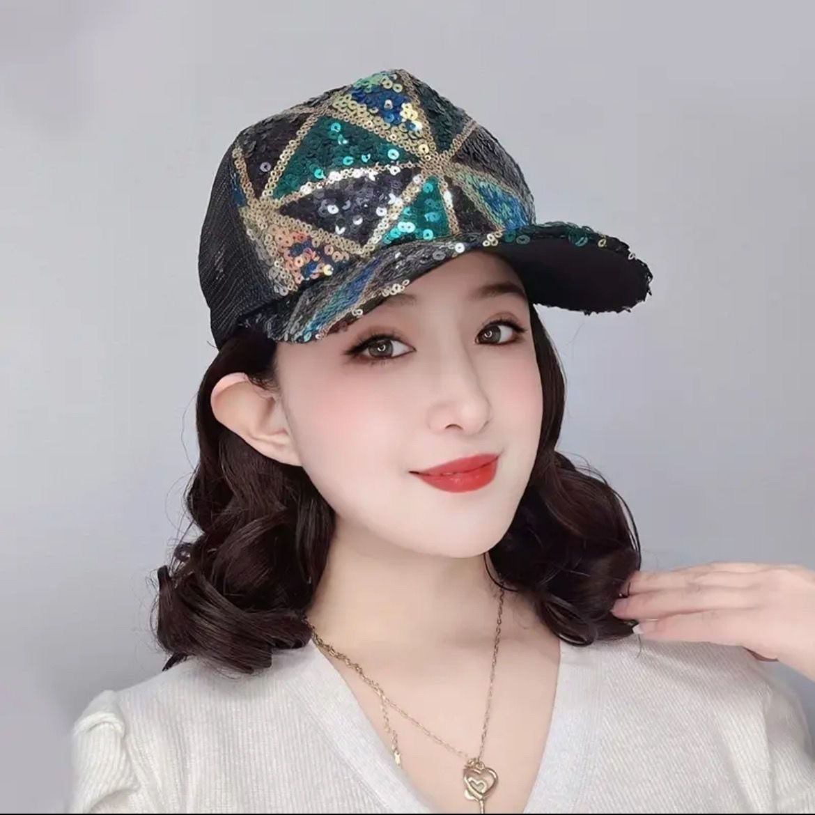Sombrero y peluca todo en uno moda mujer versátil cara que muestra pequeños pelo corto y rizado sombrero para el sol estilo deportivo protección solar gorra de béisbol con lentejuelas