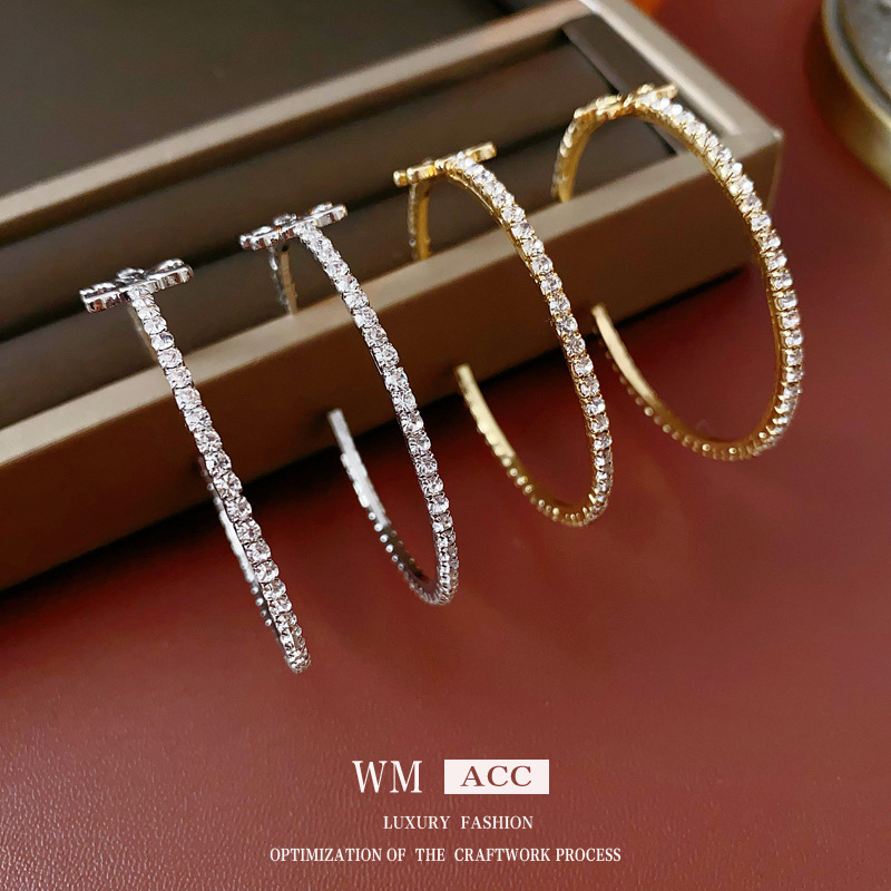 Agujas de plata con diamantes letras C pendientes transfronterizos fríos aretes exagerados para mujeres europeas y estadounidenses de moda ligera y lujosa alta sensación de pendientes image 3