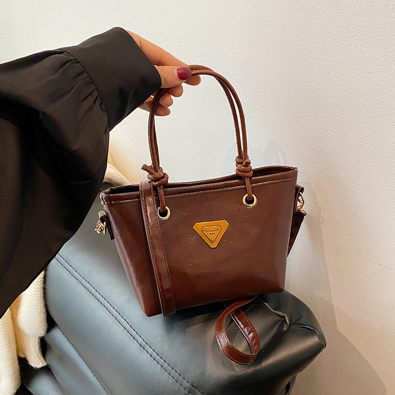 Bolsa de mano retro canasta de comida de mano para mujeres 2024 invierno nuevo estilo de moda textura pequeña bolsa tote bolsa de mochila universal