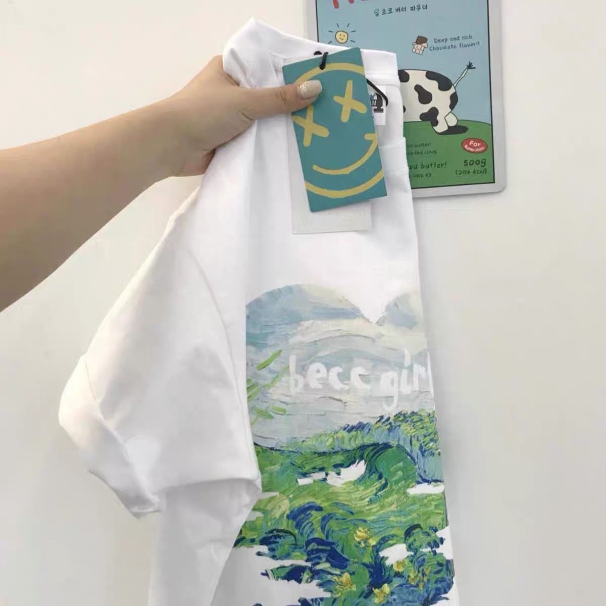 En el verano de 2023, los hombres guapos y de moda usan camisetas de manga corta de moda para hombres.