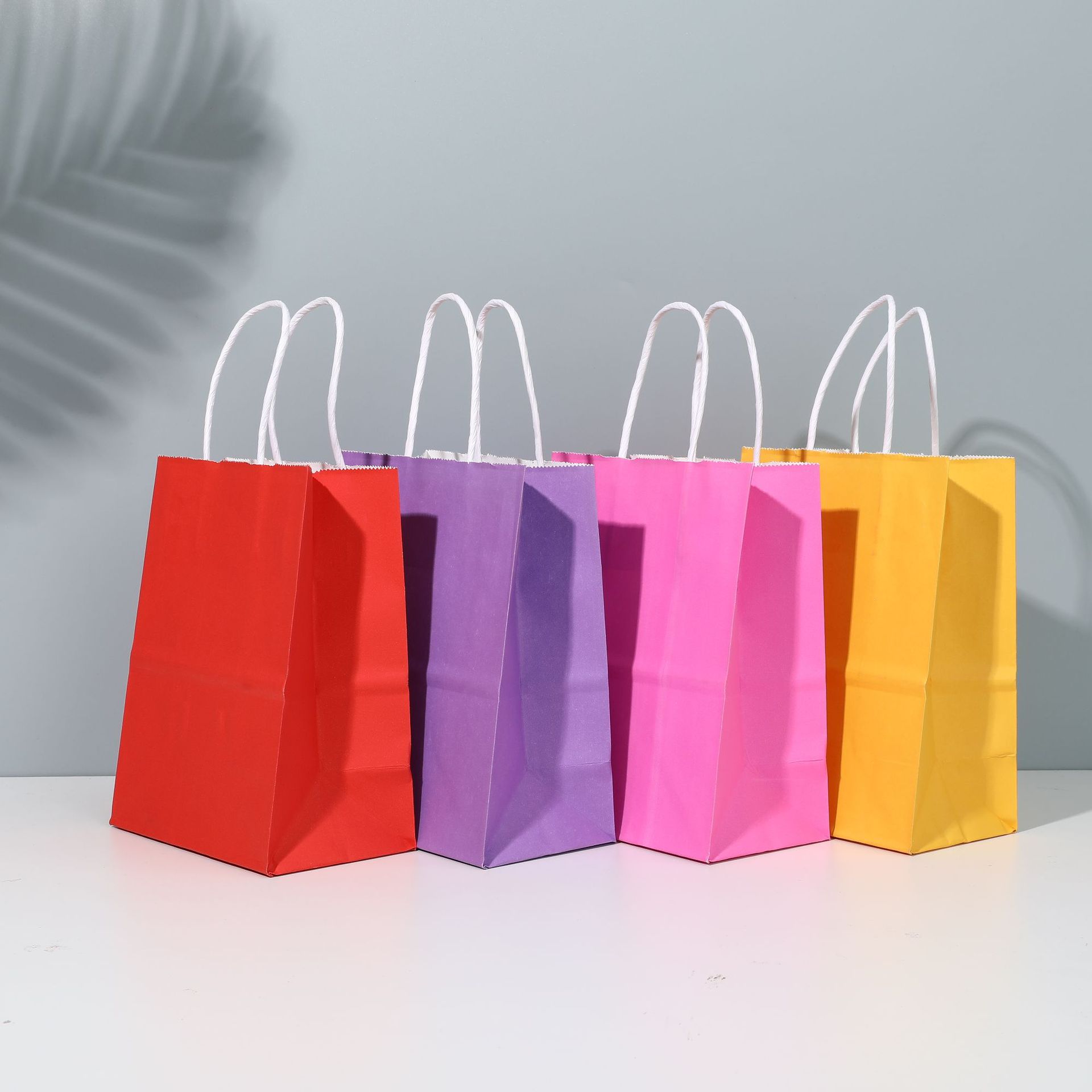 Bolsa de papel kraft portátil en stock Bolsa de embalaje de alimentos para pan Bolsa de embalaje para llevar Bolsa de regalo de compras con logotipo