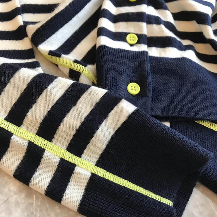 Who collects who earns ~~ 100% Yang Zi yarn wool!! Huge and delicate contrast color striped round neck knitted cardigan