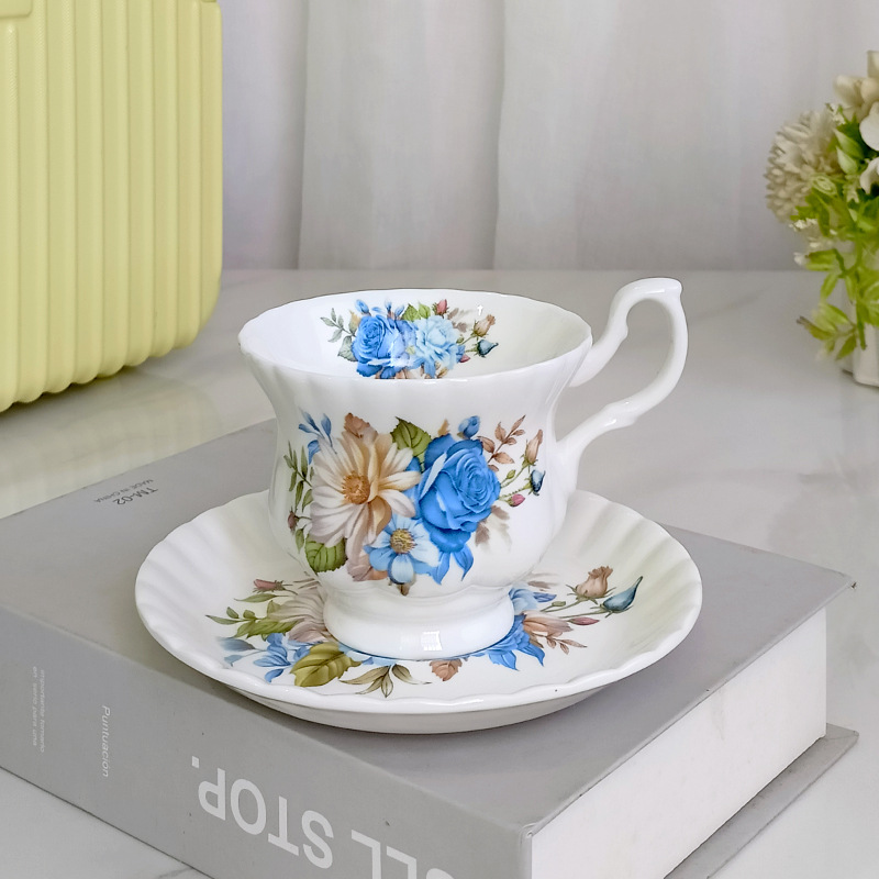 Taza de café de cerámica de flores medievales francesas, taza de té de camellia de la tarde, taza de té de lujo ligera, taza de platos domésticos de alto valor facial