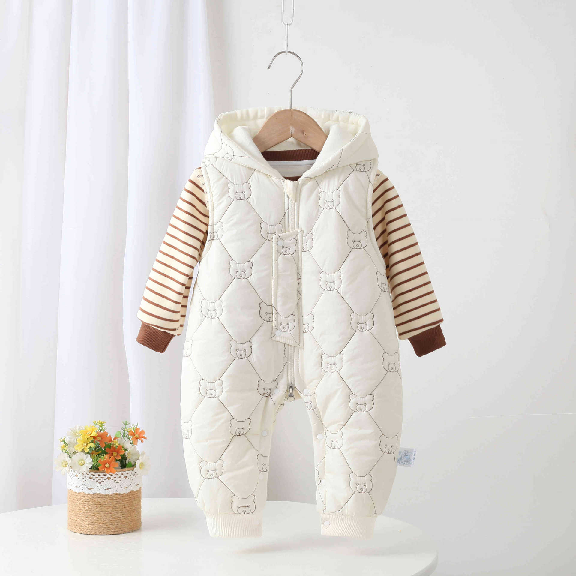 婴幼儿冬季新款带帽绣熊头背带棉套装可爱卡通时尚百搭保暖棉服