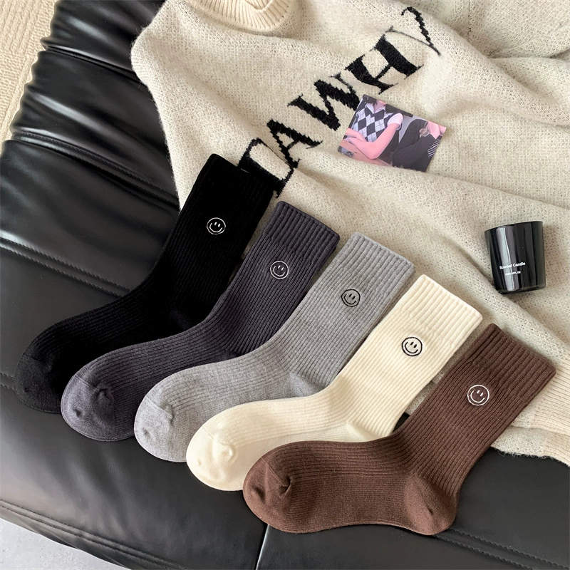 Женские носки для осени и зимы, новые мягкие и уютные ребристые носки с вышивкой в виде смайлика, тонкие цветные полосатые шерстяные носки, женские носки средней длины.