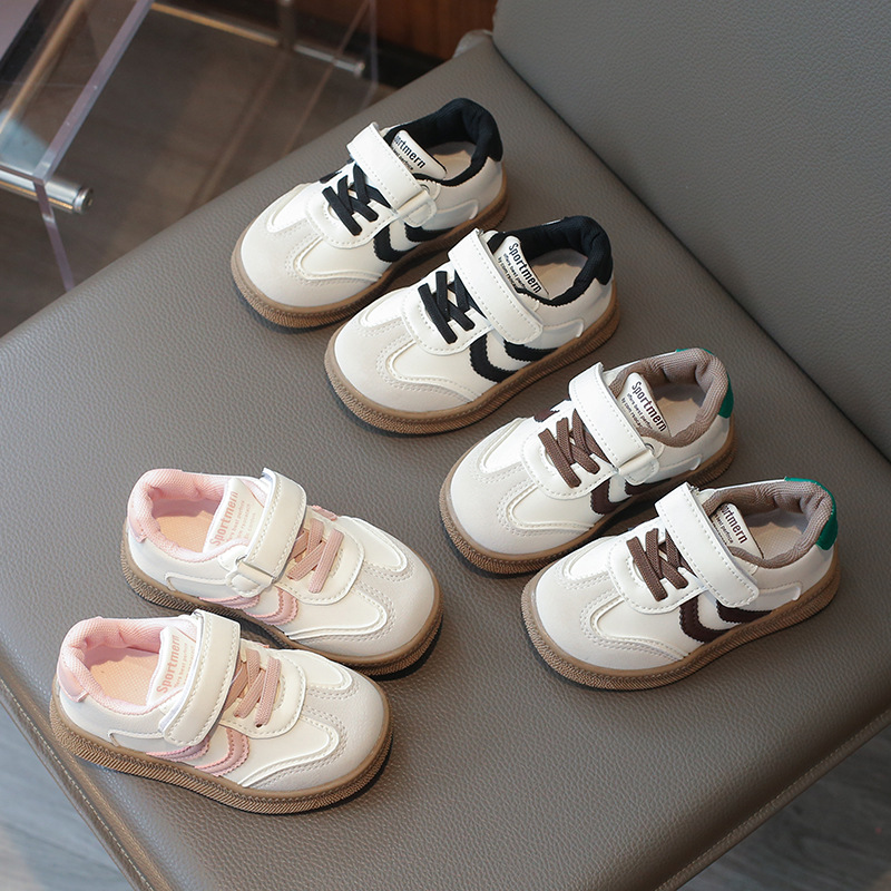 Zapatos deportivos para niños 2025 otoño nuevo niño anti-deslizante universal bebé zapatos de skate con suela suave zapatos de entrenamiento alemán