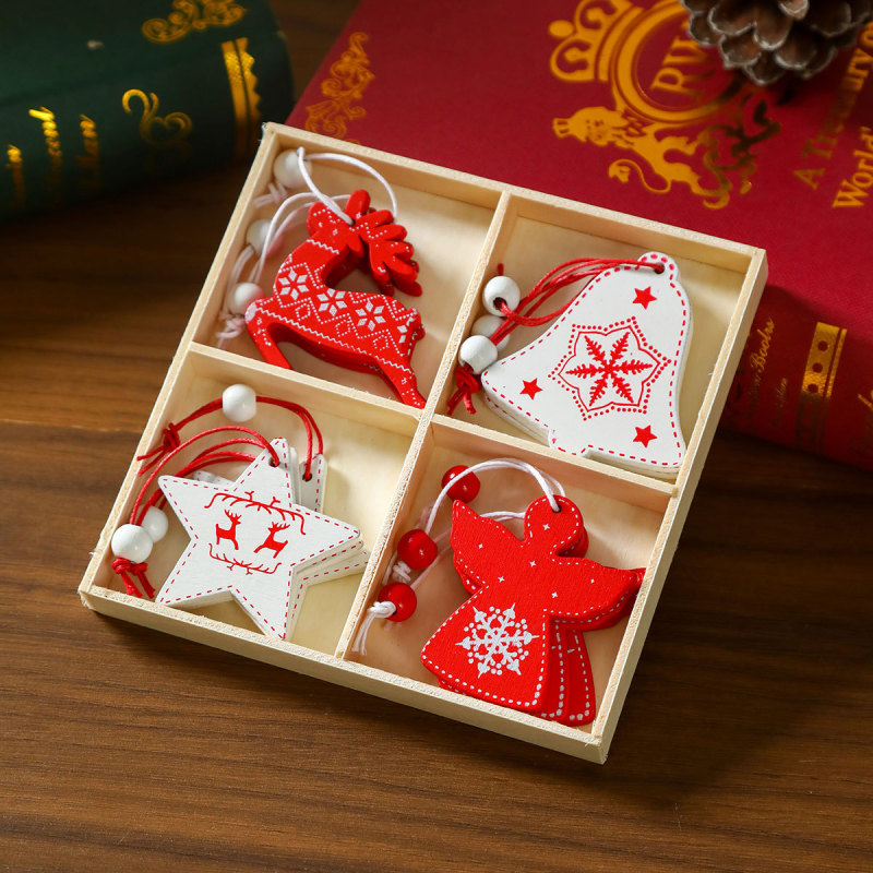 木製のクリスマスのペンダントクリスマスツリーのペンダントクリスマスの小さなプレゼントの木箱はクリスマスの装飾品を飾っている|undefined