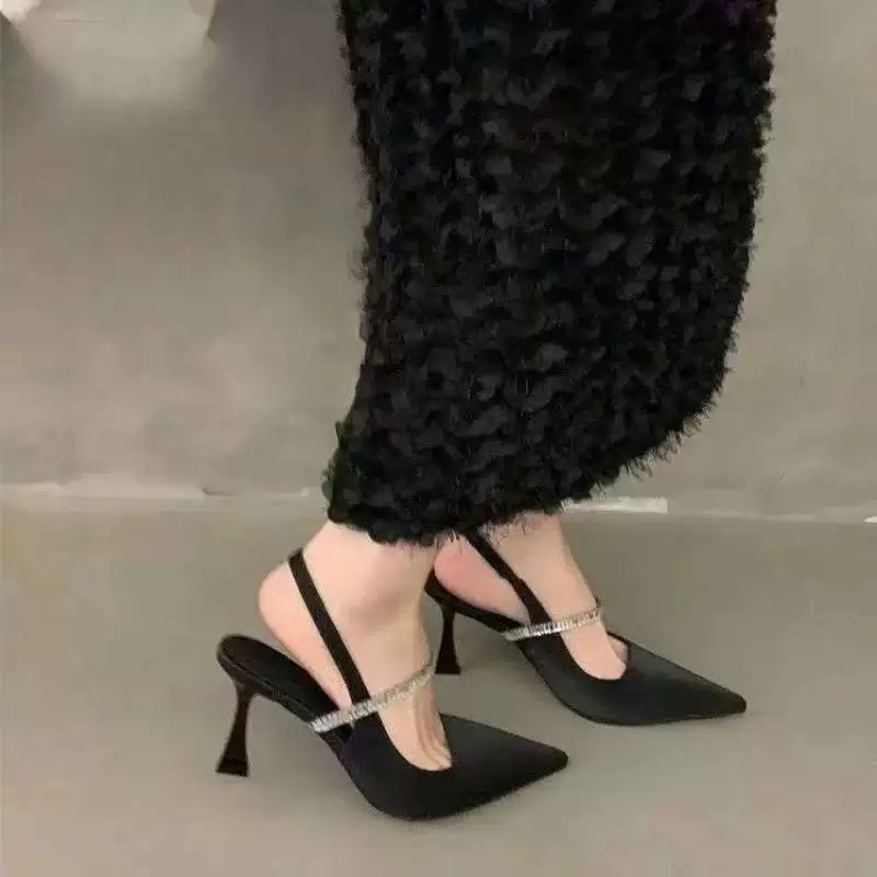 Черные туфли-лодочки на высоком каблуке с французским ремешком на щиколотке, заостренный носок, весна-лето 2025, новая модель, универсальные босоножки на плоской подошве для женщин.