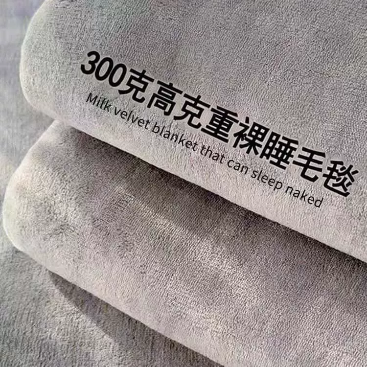 Фабрика одеял добавляет флис и утолщает ткань фланелевого типа, создавая однотонные одеяла из кораллового флиса для офиса, дома, отдыха, а также одеяла для кондиционирования воздуха, подходящие для мам и малышей.