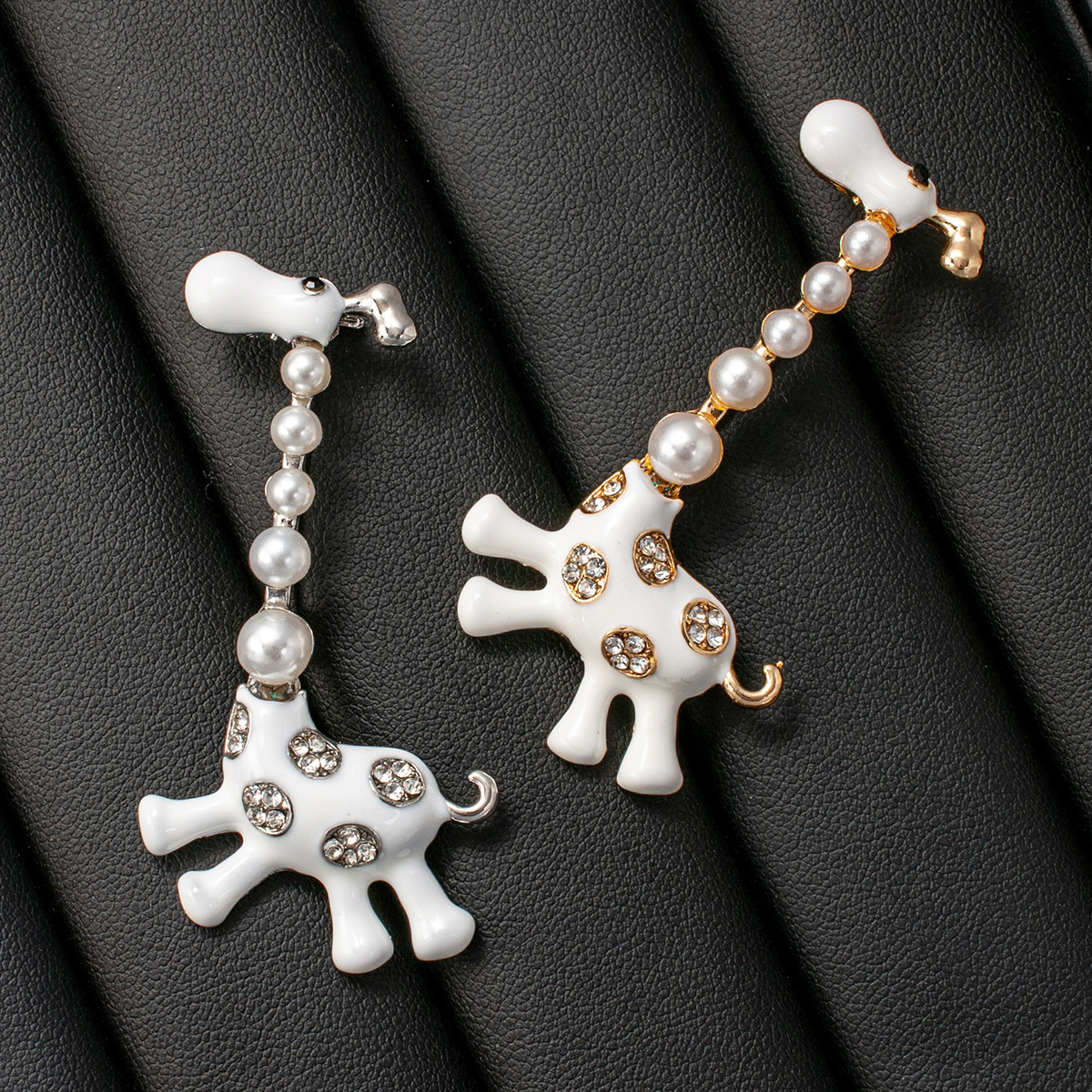 Cute Enamel Pearl Giraffe Brooch for Women, Light Luxury Niche Animal Deer Pin, Unique Fashion Versatile Accessory
