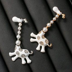 Cute Enamel Pearl Giraffe Brooch for Women, Light Luxury Niche Animal Deer Pin, Unique Fashion Versatile Accessory