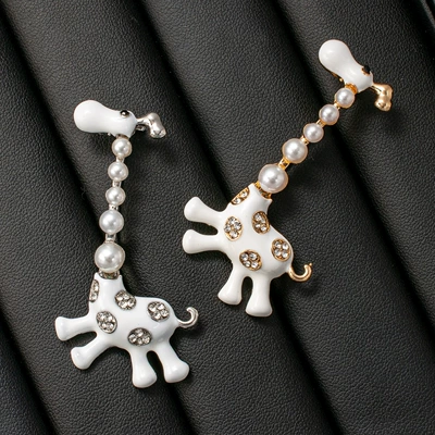 Cute Enamel Pearl Giraffe Brooch for Women, Light Luxury Niche Animal Deer Pin, Unique Fashion Versatile Accessory