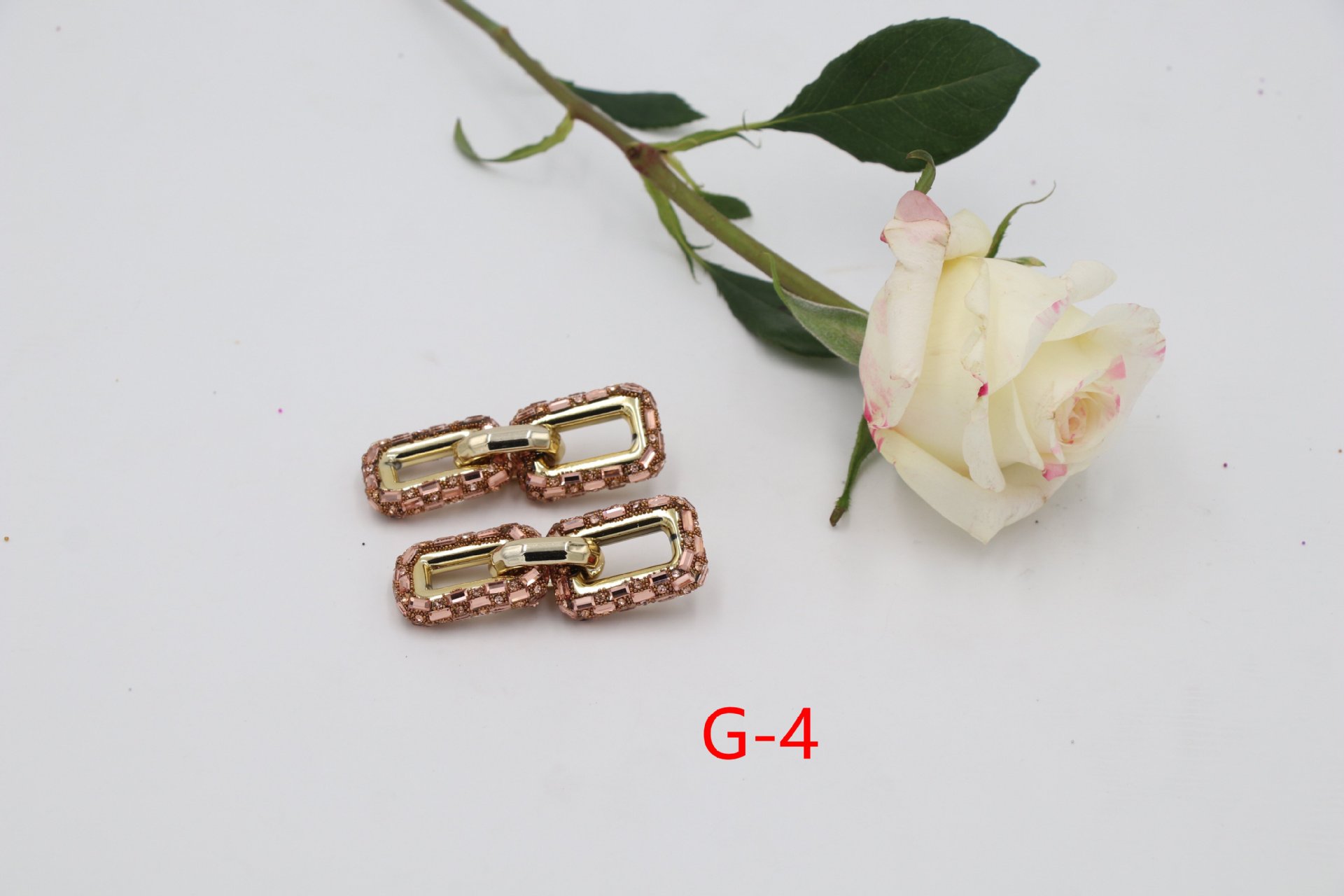 Orecchini pendenti a catena con diamanti geometrici_voghion.com