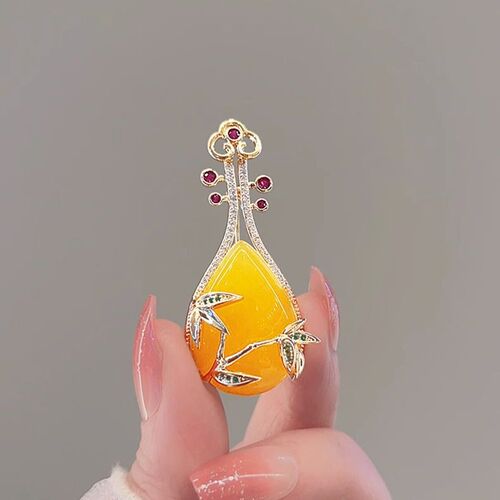 Antique pipa high-end luxury brooch design anti-exposure pin musical instrument retro autumn and winter coat corsage