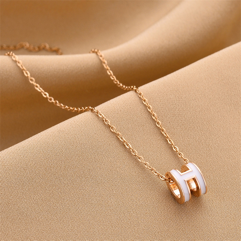 Collar de acero de titanio para mujeres simple y versátil estilo ligero de lujo nicho diseño de alta calidad no decoloración joyería de cadena de clavícula al por mayor