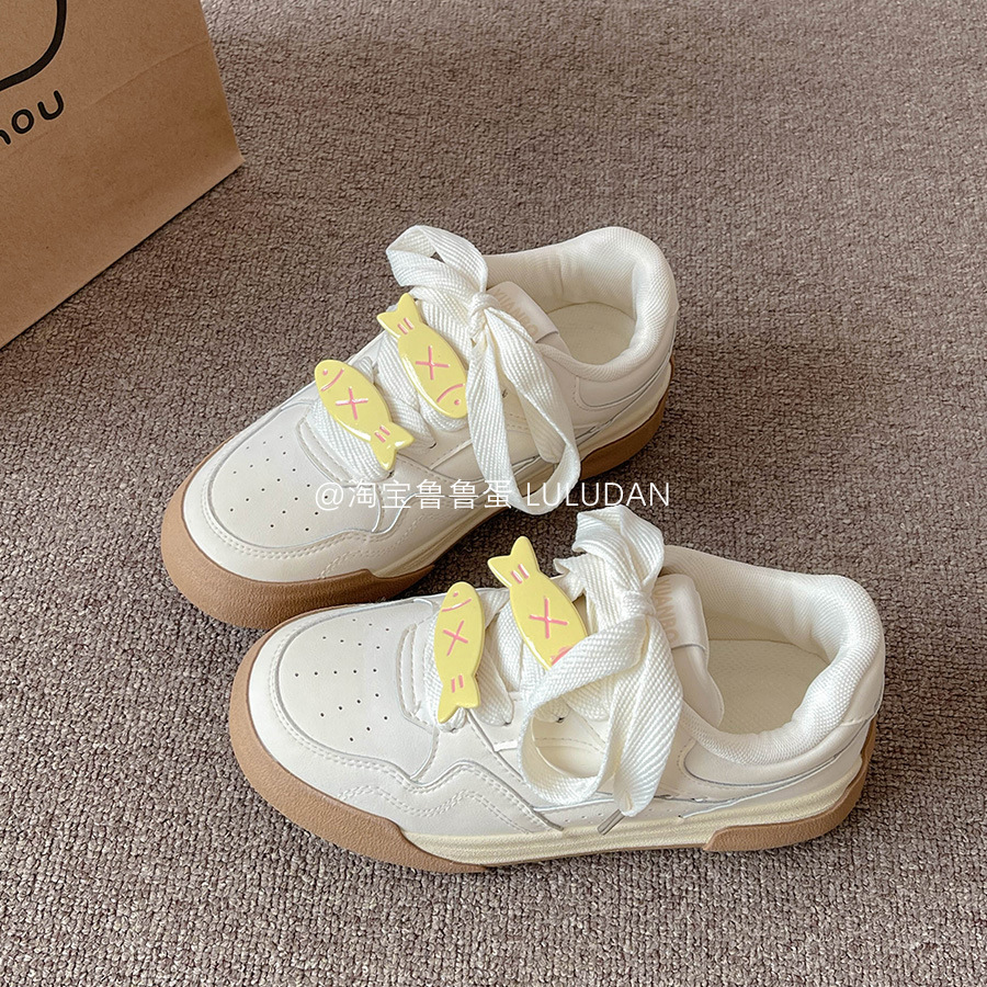 Pequeños zapatos blancos de cuero para mujeres 2025 primavera y otoño nuevo retro ins estudiantes zapatos de entrenamiento de base plana zapatos de skate casuales de mujer