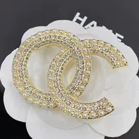 2023 Xiangjia Double C Горный хрусталь Покрытие жемчугом 14K Брошь Взрывы Латунь Материал Европейская и американская Женская булавка для пальто